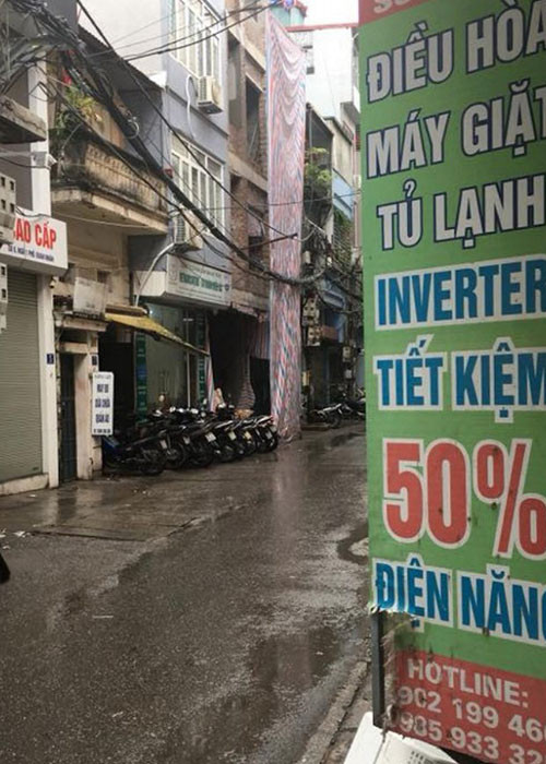 Tài khoản Facebook tên Hung Pham xác nhận khu vực Nhân Chính (quận Thanh Xuân) có mưa nhưng chỉ như "mưa dạo", thời tiết vẫn rất oi nóng.