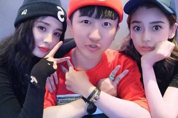 Nhiều lần vướng nghi vấn phẫu thuật thẩm mỹ nhưng Dương Mịch và Angelababy đều một mực phủ nhận. Ảnh: Weibo