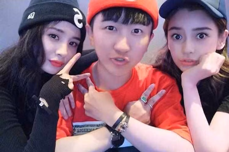 Nhiều lần vướng nghi vấn phẫu thuật thẩm mỹ nhưng Dương Mịch và Angelababy đều một mực phủ nhận. Ảnh: Weibo