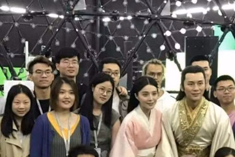 Hình ảnh Phạm Băng Băng ghi hình cho một bộ phim cùng bạn trai Lý Thần giữa những ồn ào. Ảnh: Sina