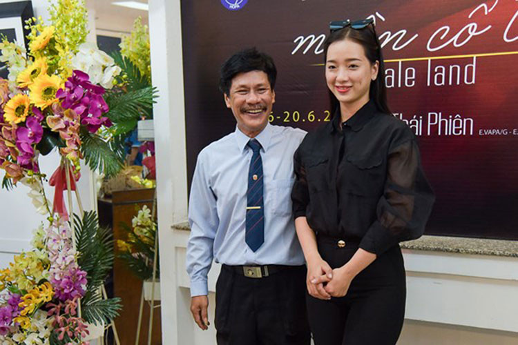 Hình ảnh một nữ người mẫu từng hợp tác với Thái Phiên đến chúc mừng ông ra mắt triển lãm. Ảnh: VOV