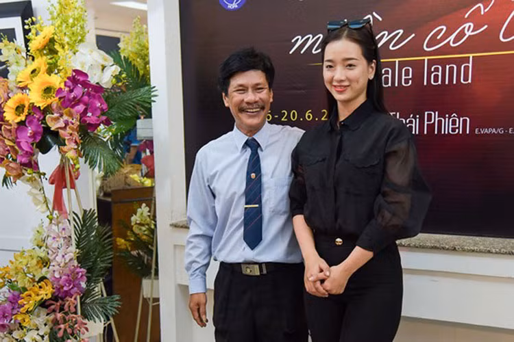 Hình ảnh một nữ người mẫu từng hợp tác với Thái Phiên đến chúc mừng ông ra mắt triển lãm. Ảnh: VOV