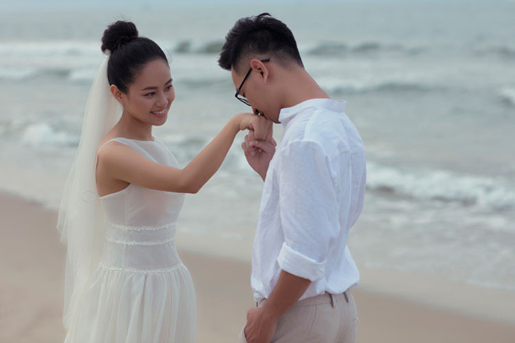 Chồng sắp cưới của Hoàng Quyên bằng tuổi với cô. Hai người hẹn hò một năm trước khi tiến tới hôn nhân. Ảnh: Vietnamnet