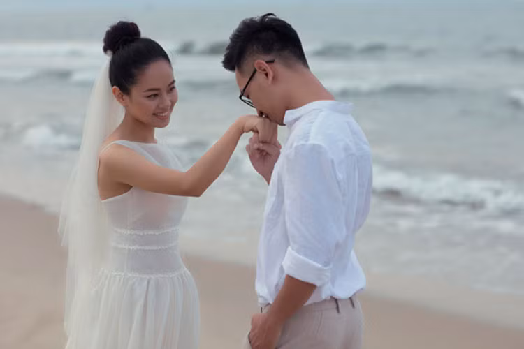 Chồng sắp cưới của Hoàng Quyên bằng tuổi với cô. Hai người hẹn hò một năm trước khi tiến tới hôn nhân. Ảnh: Vietnamnet