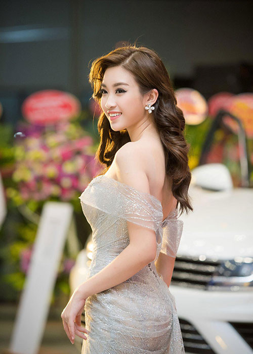 Hình ảnh Đỗ Mỹ Linh mặc gợi cảm vừa đủ khi tham gia một sự kiện.