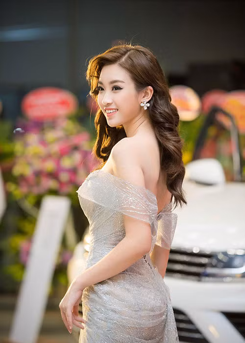 Hình ảnh Đỗ Mỹ Linh mặc gợi cảm vừa đủ khi tham gia một sự kiện.