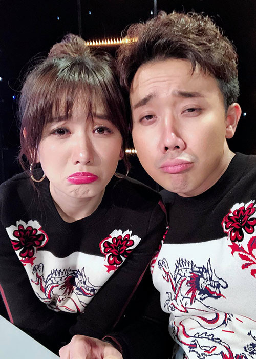 Vợ chồng sao Việt Trấn Thành mặc đồ đôi quay chương trình.