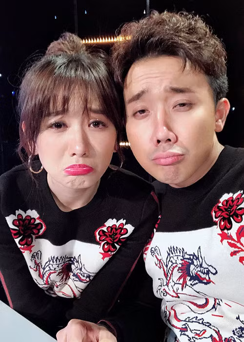 Vợ chồng sao Việt Trấn Thành mặc đồ đôi quay chương trình.