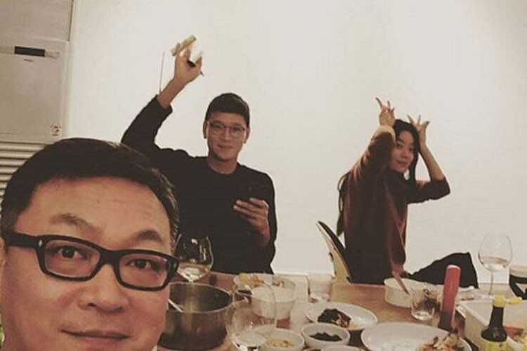 Theo công ty quản lý, hai diễn viên chỉ là đồng nghiệp thân thiết, thường xuyên đi ăn cùng bạn bè. Ảnh: Dispatch