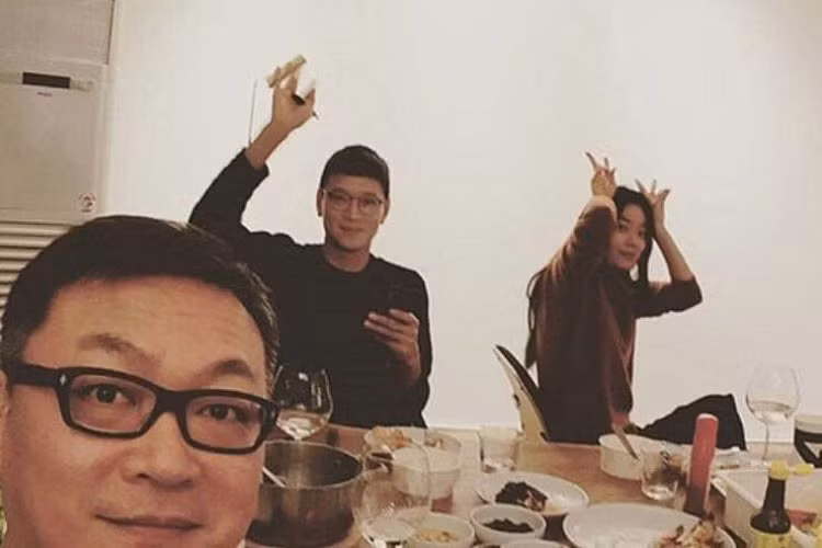 Theo công ty quản lý, hai diễn viên chỉ là đồng nghiệp thân thiết, thường xuyên đi ăn cùng bạn bè. Ảnh: Dispatch