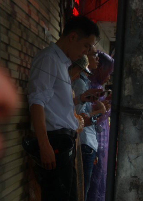 Cơn mưa nặng hạt khiến nhiều người phải dừng xe tìm chỗ trú.