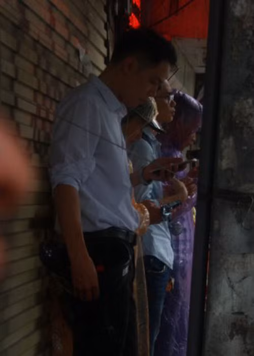 Cơn mưa nặng hạt khiến nhiều người phải dừng xe tìm chỗ trú.