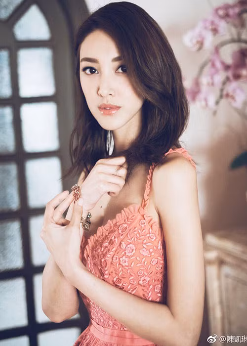 Người đẹp sinh năm 1991 cũng từng đăng quang cuộc thi Hoa hậu Quốc tế Trung Quốc 2014.