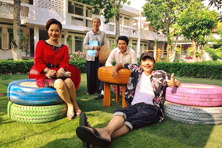 Nghệ sĩ Thanh Hoàng vẫn đi đóng phim, diễn kịch, viết kịch bản bình thường.