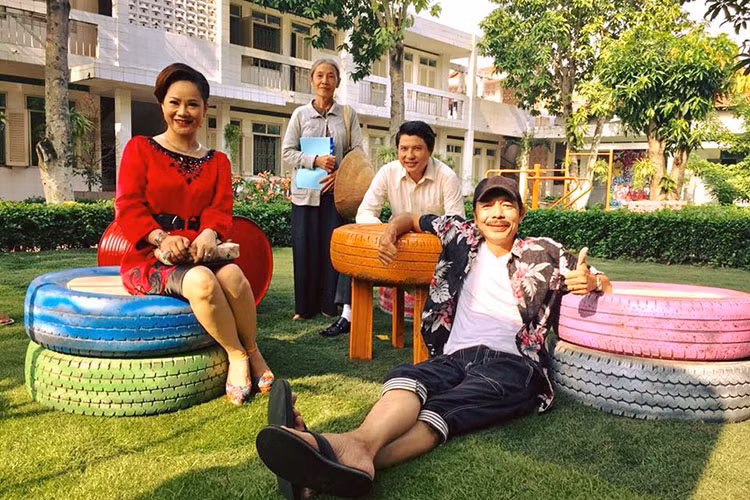 Nghệ sĩ Thanh Hoàng vẫn đi đóng phim, diễn kịch, viết kịch bản bình thường.