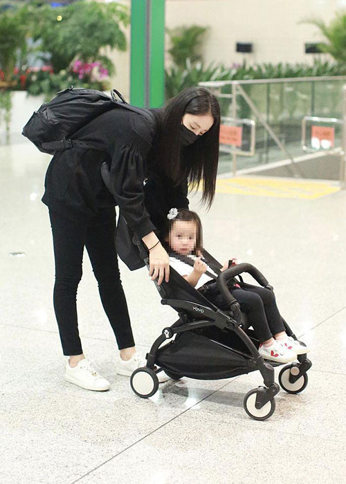 Hình ảnh mới nhất của Đổng Tuyền bên con gái sau khi chồng được tại ngoại. Ảnh: Sina