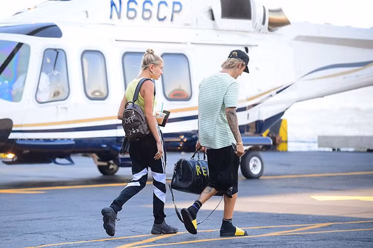 New Windsor là nơi gia đình của Hailey đang sinh sống. Theo TMZ, Justin về gặp gỡ gia đình vợ sắp cưới.