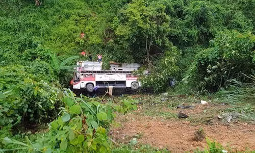 Xe khach roi xuong vuc o Cao Bang: Da co 4 nguoi chet, 15 nguoi bi thuong