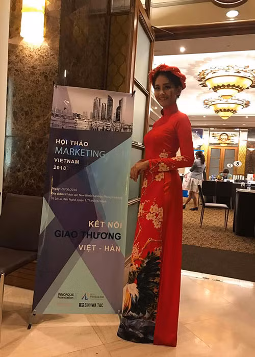 Sau thời gian thất nghiệp, người mẫu nude Kim Phượng hiện đã tìm được công việc mới. Cô được nhận vào làm PG tại một công ty. Ảnh: FBNV