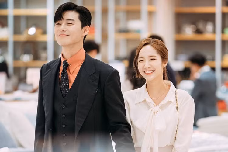 Đóng chung phim " Thư ký Kim sao thế", Park Min Young và Park Seo Joon hiện vướng nghi vấn phim giả tình thật. Ảnh: Soompi