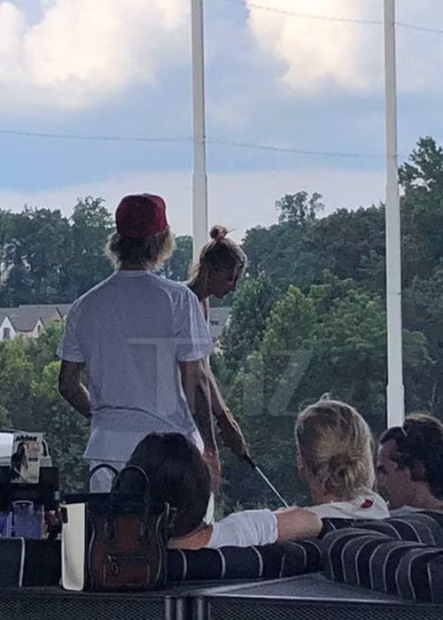 Giọng ca "Baby" dạy vợ sắp cưới đánh golf.