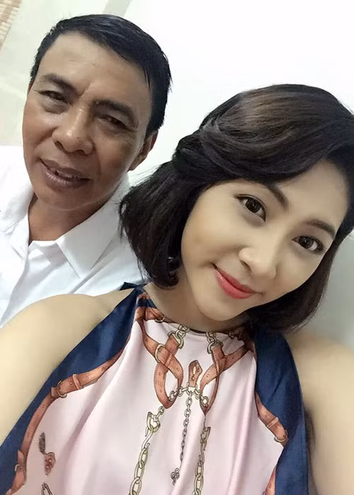 Trong một chương trình, Đặng Thu Thảo chia sẻ kỷ niệm cô nhớ nhất về bố là lần ông bất ngờ từ Cần Thơ lên Sài Gòn bằng xe máy để cổ vũ con gái trong bán kết cuộc thi Hoa hậu Đại dương. Ảnh: FBNV