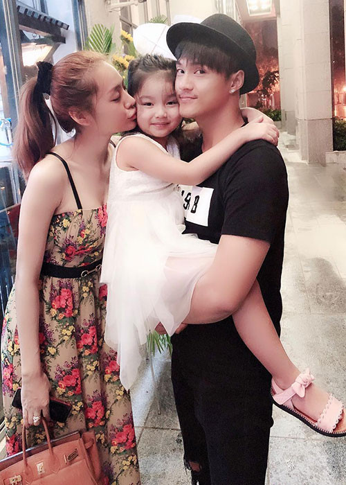 Linh Chi gửi lời cảm ơn đến Lâm Vinh Hải. "Cảm ơn anh, người đàn ông vô tình bước vào cuộc đời em, làm em thấy ấm áp hơn mỗi ngày. Cũng từ ngày gặp anh, em không còn biết hai chữ cô đơn là gì".