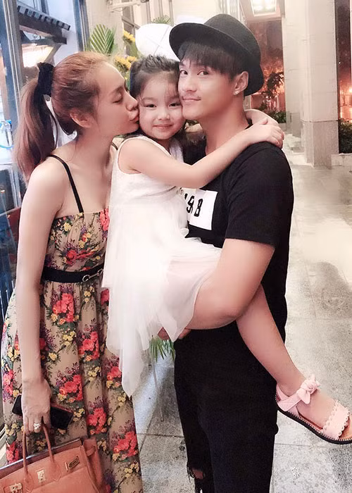 Linh Chi gửi lời cảm ơn đến Lâm Vinh Hải. "Cảm ơn anh, người đàn ông vô tình bước vào cuộc đời em, làm em thấy ấm áp hơn mỗi ngày. Cũng từ ngày gặp anh, em không còn biết hai chữ cô đơn là gì".