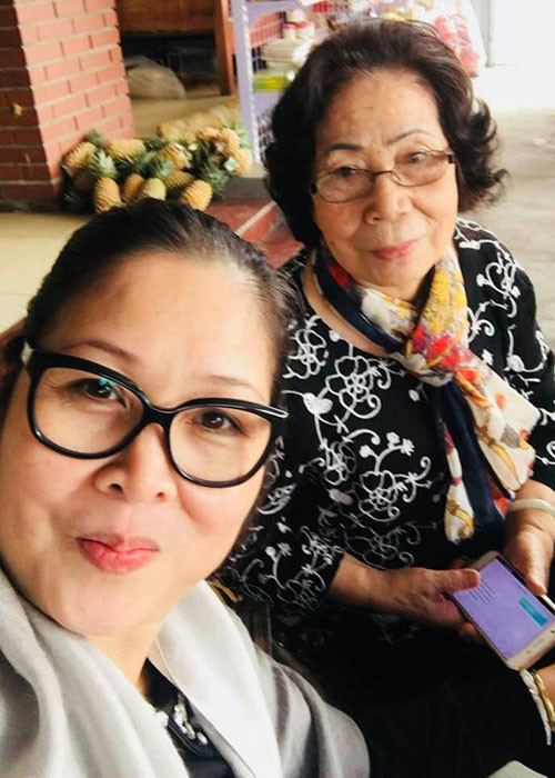 Hồng Vân viết lời yêu thương dành cho mẹ: “Thêm một tuổi con mong lúc nào mẹ cũng khỏe và vui thế này mẹ nhé. Yêu mẹ suốt đời”.