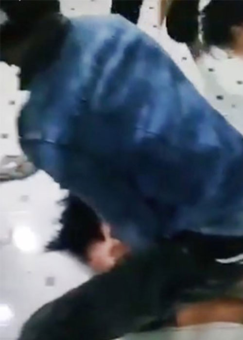 Trong vụ việc này, cơ quan chức năng đã khởi tố vụ án, đồng thời khởi tố 6 đối tượng về hành vi "Làm nhục người khác", trong đó có đối tượng là vợ người đàn ông trong clip đánh ghen. Hành vi đánh đập, lột đồ thô bạo, côn đồ của những người đi đánh ghen là không thể chấp nhận, vi phạm pháp luật