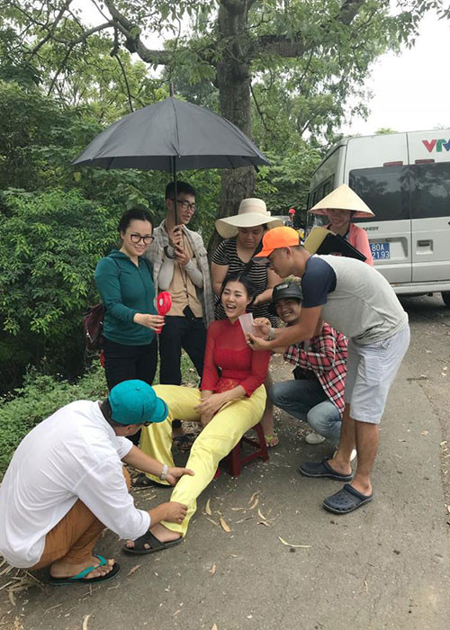 Thanh Hương vui vẻ khi được chăm sóc trên phim trường.