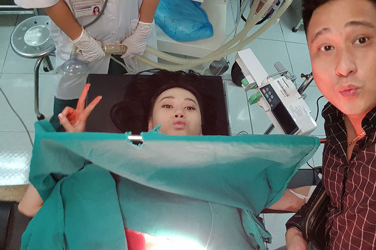 Khoảnh khắc Phương Oanh chu môi chụp ảnh cùng Minh Tiệp trong một cảnh quay.