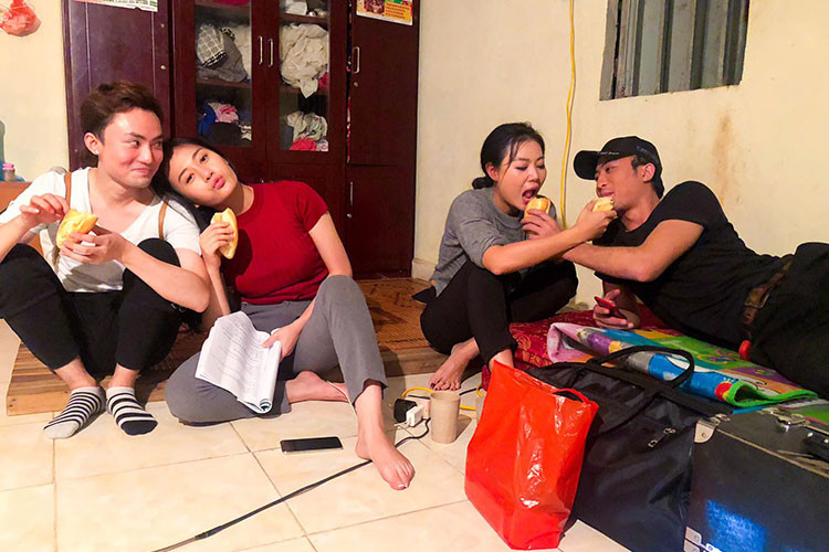 “ Quỳnh búp bê” đang tạm dừng phát sóng. Trái với những tình huống căng thẳng trên phim, ở hậu trường, dàn diễn viên phim lại có nhiều khoảnh khắc vô cùng nhí nhảnh.