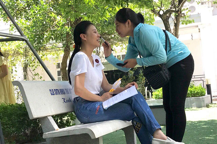 Phương Oanh tranh thủ ôn kịch bản trong lúc được trang điểm.