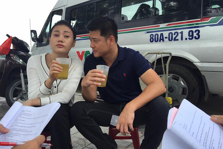 Chia sẻ hình ảnh bên Phương Oanh, Hải Anh để lại dòng bình luận hài hước: "Em Quỳnh búp bê cụng bia quen rồi nên không chịu cụng trà đá với mình".