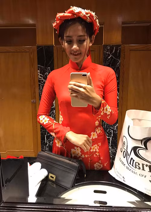 Hiện tại, Kim Phượng vẫn để con trai sống ở quê cùng mẹ đẻ tại Tiền Giang. Vì sợ điều tiếng, cô không dám về quê thăm con và gia đình. Ảnh: FBNV Xem clip "Kim Phượng nói gì sau khi tố bị hiếp dâm". Nguồn: VTC