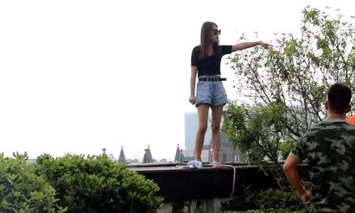 Tức giận vì ca phẫu thuật hỏng, cô gái đòi nhảy lầu tự tử.