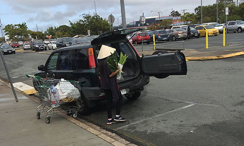 Chiếc nón lá và ngọn bạc hà trên đất Úc.