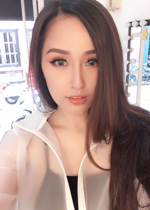 Mai Phương Thúy than thở Hà Nội nắng nóng trong những ngày vừa qua.