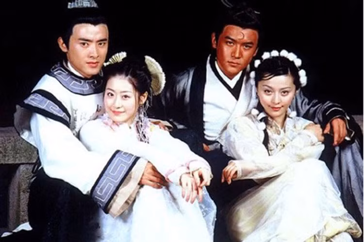 “Nàng Kim Tỏa” của “Hoàn châu cách cách” còn bị đồn phim giả tình thật với loạt bạn diễn như Lý Giải, Trương Vệ Kiện, Lục Nghị, Nhậm Tuyền. Ảnh: phimtruyen