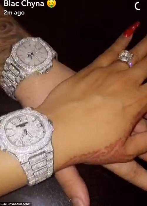 Theo thông tin, Justin đã tặng chiếc đồng hồ kim cương có giá 140.000 USD (hơn 3 tỷ đồng) cho hôn thê.