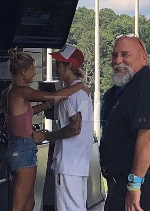 Đôi uyên ương không rời nhau nửa bước.