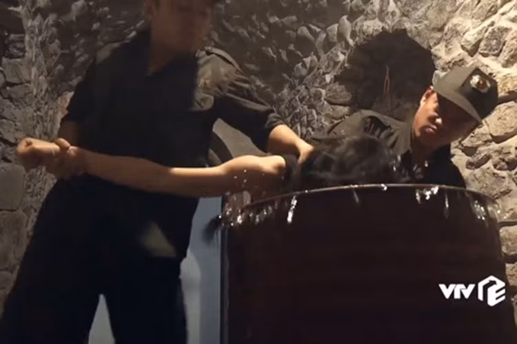 Từ khi lên sóng, “Quỳnh búp bê” được khen về diễn xuất và sự hy sinh của dàn diễn viên nhưng lại gây tranh cãi dữ dội bởi tràn ngập cảnh nóng, bạo lực. Ảnh: VTV