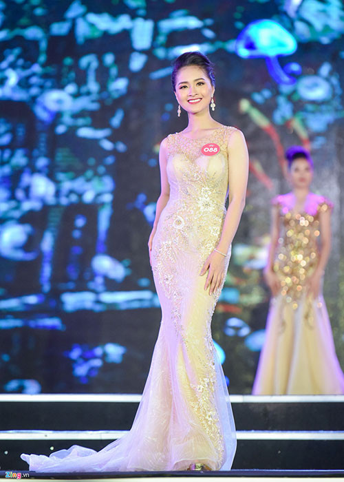 Sở hữu mái tóc rất dài, Khánh Linh cho hay nếu ban giám khảo Hoa hậu Việt Nam 2018 yêu cầu cắt tóc, cô vẫn đồng ý. Điều này thể hiện quyết tâm của Khánh Linh khi đến với cuộc thi này. Ảnh: Zing