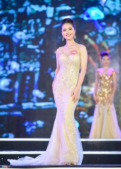 Sở hữu mái tóc rất dài, Khánh Linh cho hay nếu ban giám khảo Hoa hậu Việt Nam 2018 yêu cầu cắt tóc, cô vẫn đồng ý. Điều này thể hiện quyết tâm của Khánh Linh khi đến với cuộc thi này. Ảnh: Zing