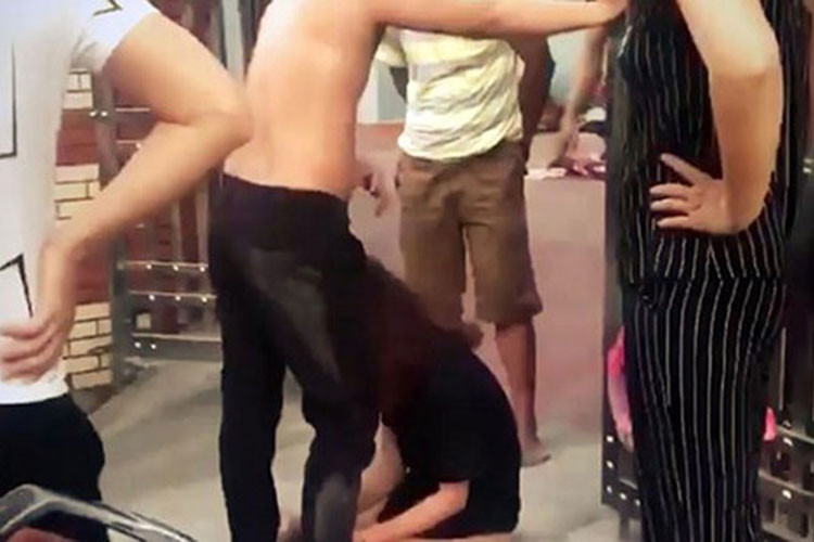 Nguyên nhân của vụ việc bước đầu được làm rõ, thời gian gần đây, anh V. và chị G. có mối quan hệ nam nữ nên chị T. ghen tuông. Công an TP Hạ Long đang khẩn trương điều tra, xử lý theo quy định của pháp luật. (Ảnh chụp từ clip)