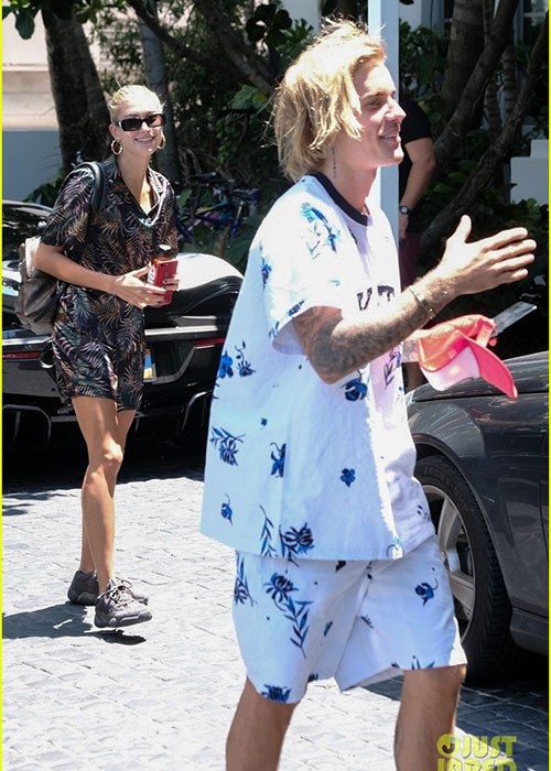 Giọng ca "Baby" vui vẻ bên hôn thê trong kỳ nghỉ ở Miami. Ảnh: Justjared