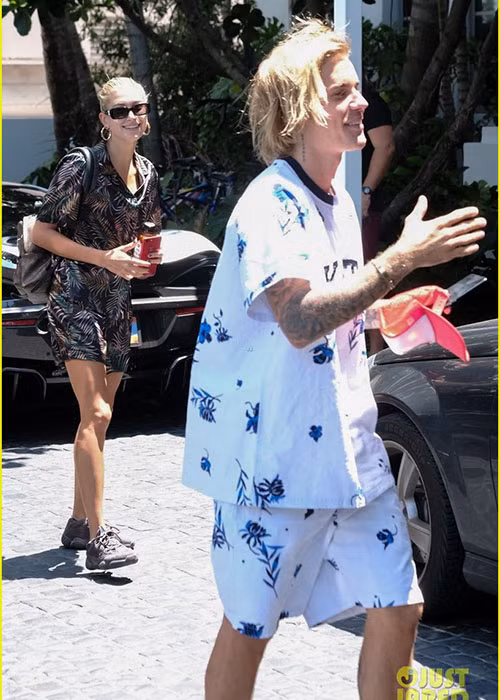 Giọng ca "Baby" vui vẻ bên hôn thê trong kỳ nghỉ ở Miami. Ảnh: Justjared