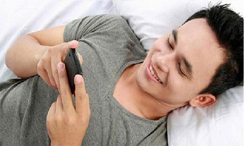 Cách nhắn tin để hâm nóng tình cảm khi yêu xa.