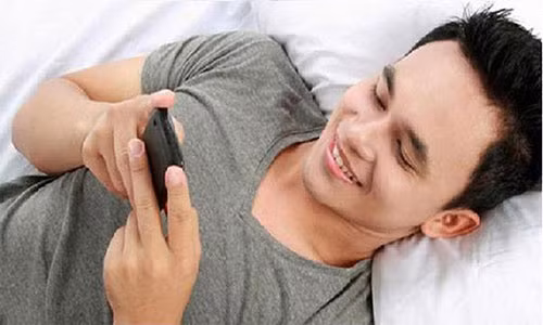 Cách nhắn tin để hâm nóng tình cảm khi yêu xa.